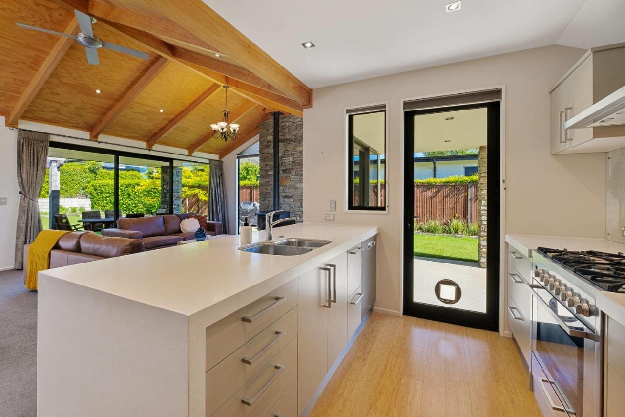 Roys Bay Lodge - Wanaka Holiday Home Exterior photo